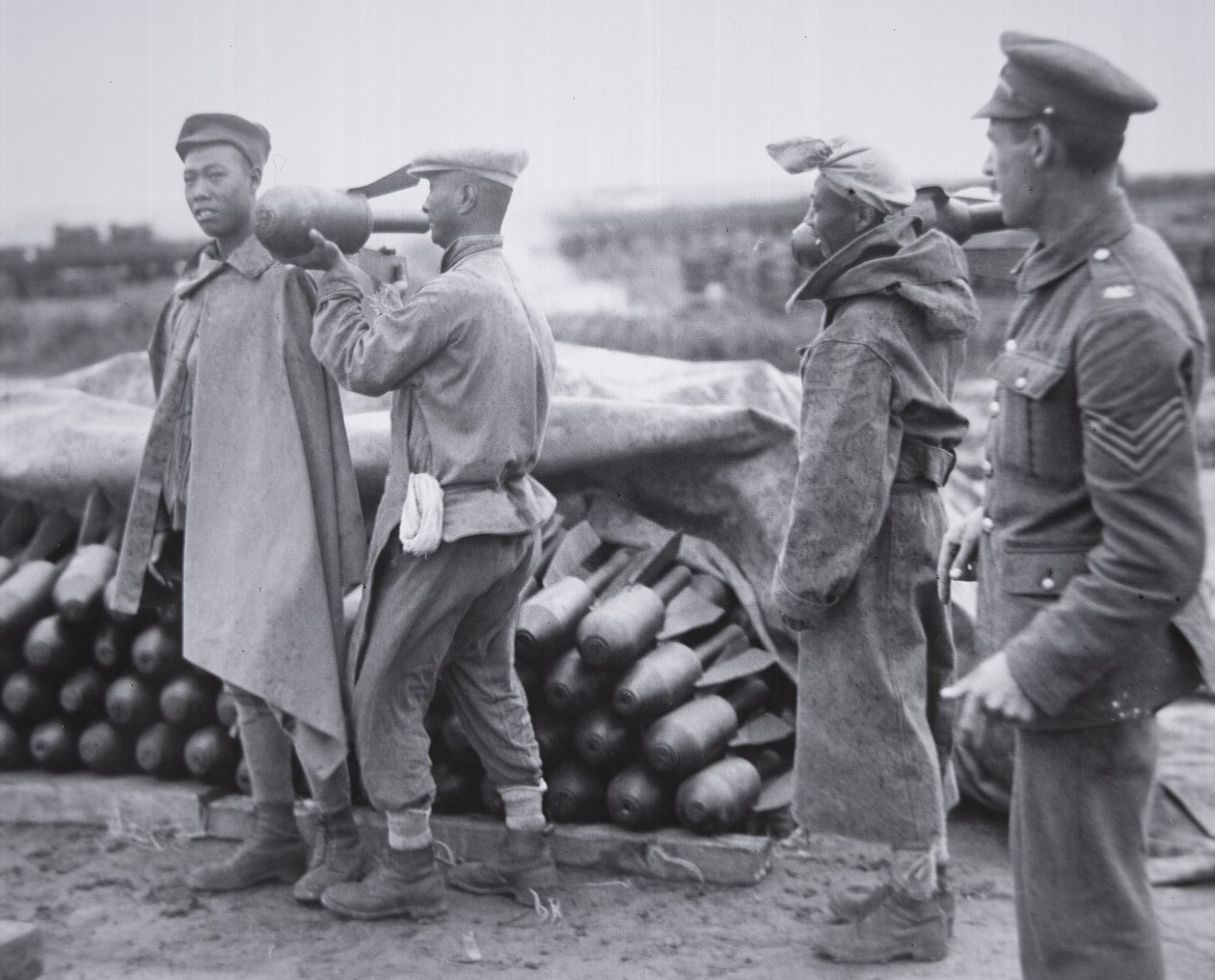 Unidad china almacenando bombas aéreas en un depósito de municiones en Francia de Chinese Photographer