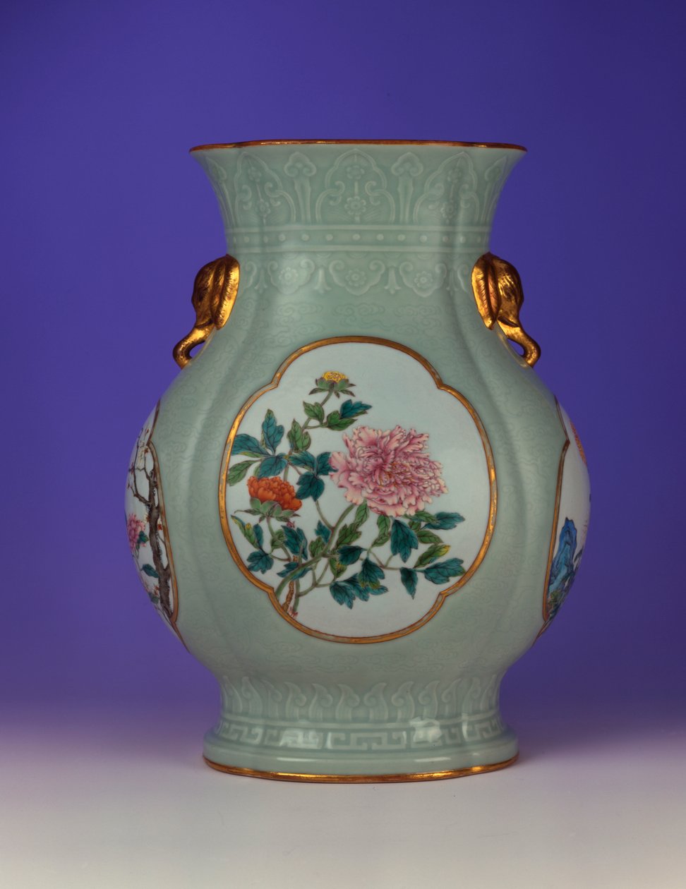 Un fino y muy raro jarrón de famille rose con fondo celadón con un esmalte dorado delineado de ciruelo y rosas, uno de los cuatro esmaltes que representan las "Flores de las Cuatro Estaciones", 1735-1795 de Chinese School
