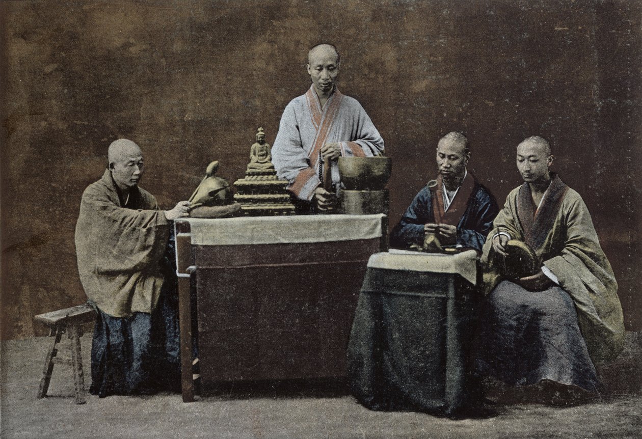 Un grupo de bonzos chinos; grabado e impreso por Gilot; 1896 por escuela china, (siglo XIX) de Chinese School