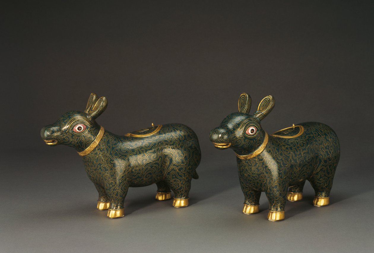 Un par de recipientes en forma de tapir de esmalte cloisonné de Chinese School