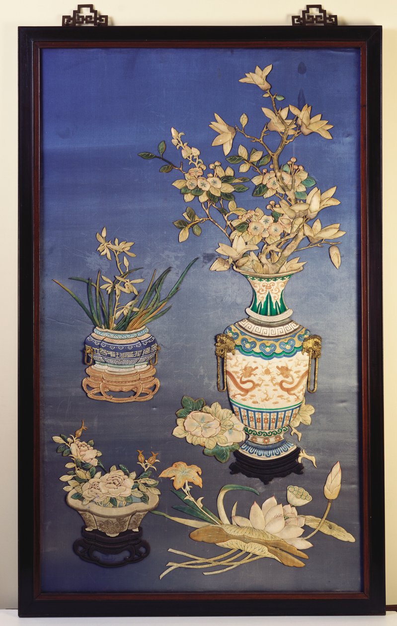 Panel de seda con jarrones de flores de cerezo, magnolia y orquídeas y una jardinera con rosas entre ramitas de loto, lirios de día y glorias de la mañana de Chinese School