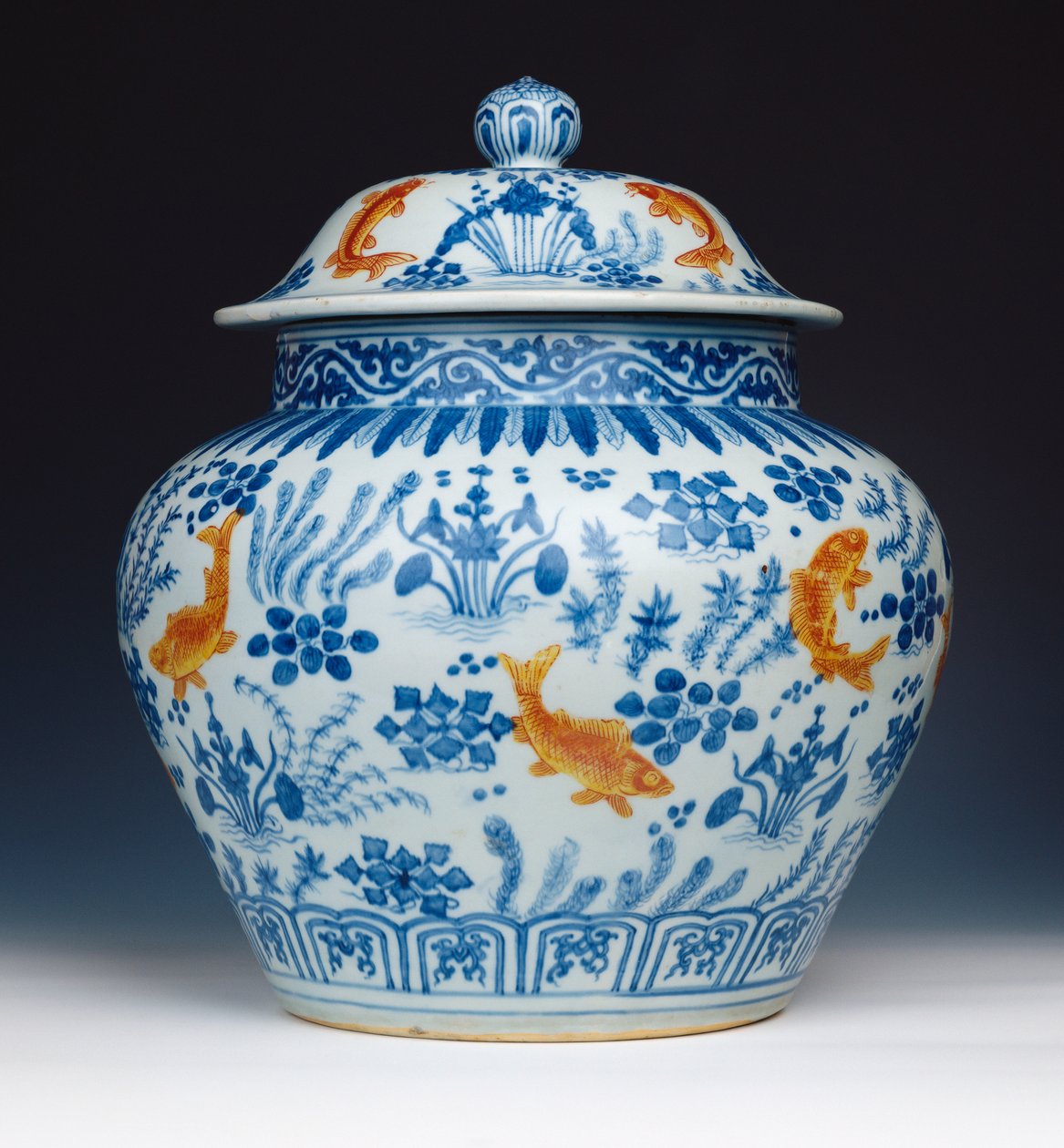 Un tarro y tapa de "Pescado" esmaltado en azul y blanco, 1522-1566 de Chinese School
