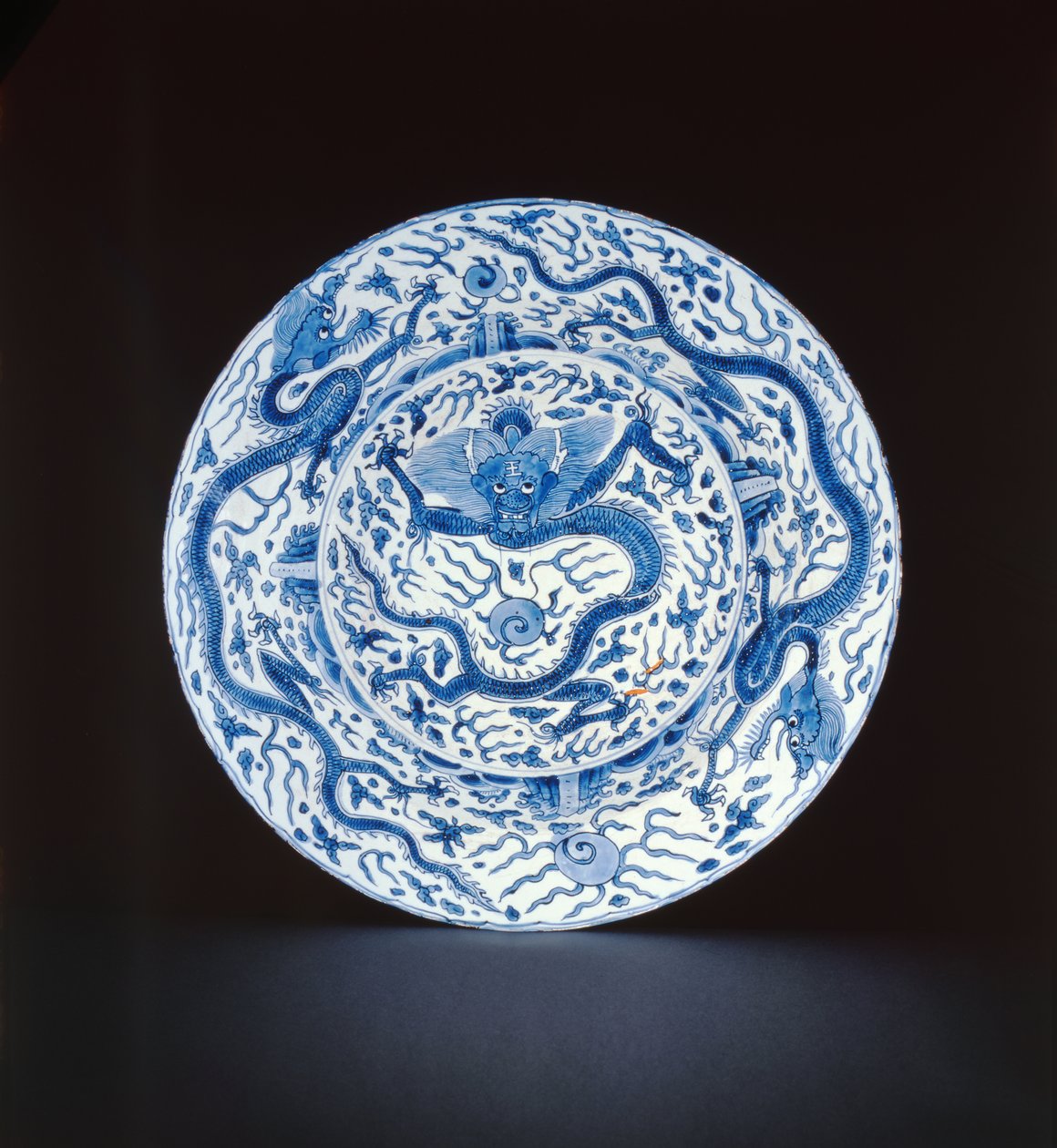Plato azul y blanco pintado con dragones, Wanli o Chongzheng, 1600-35 de Chinese School