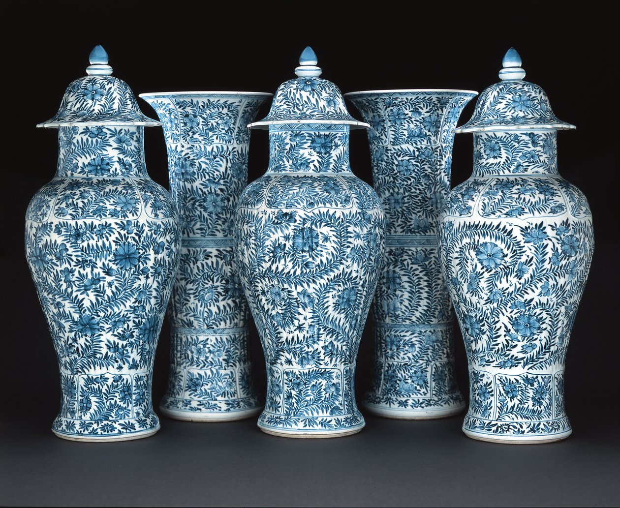 Adorno azul y blanco, periodo Kangxi (1662-1722) de Chinese School