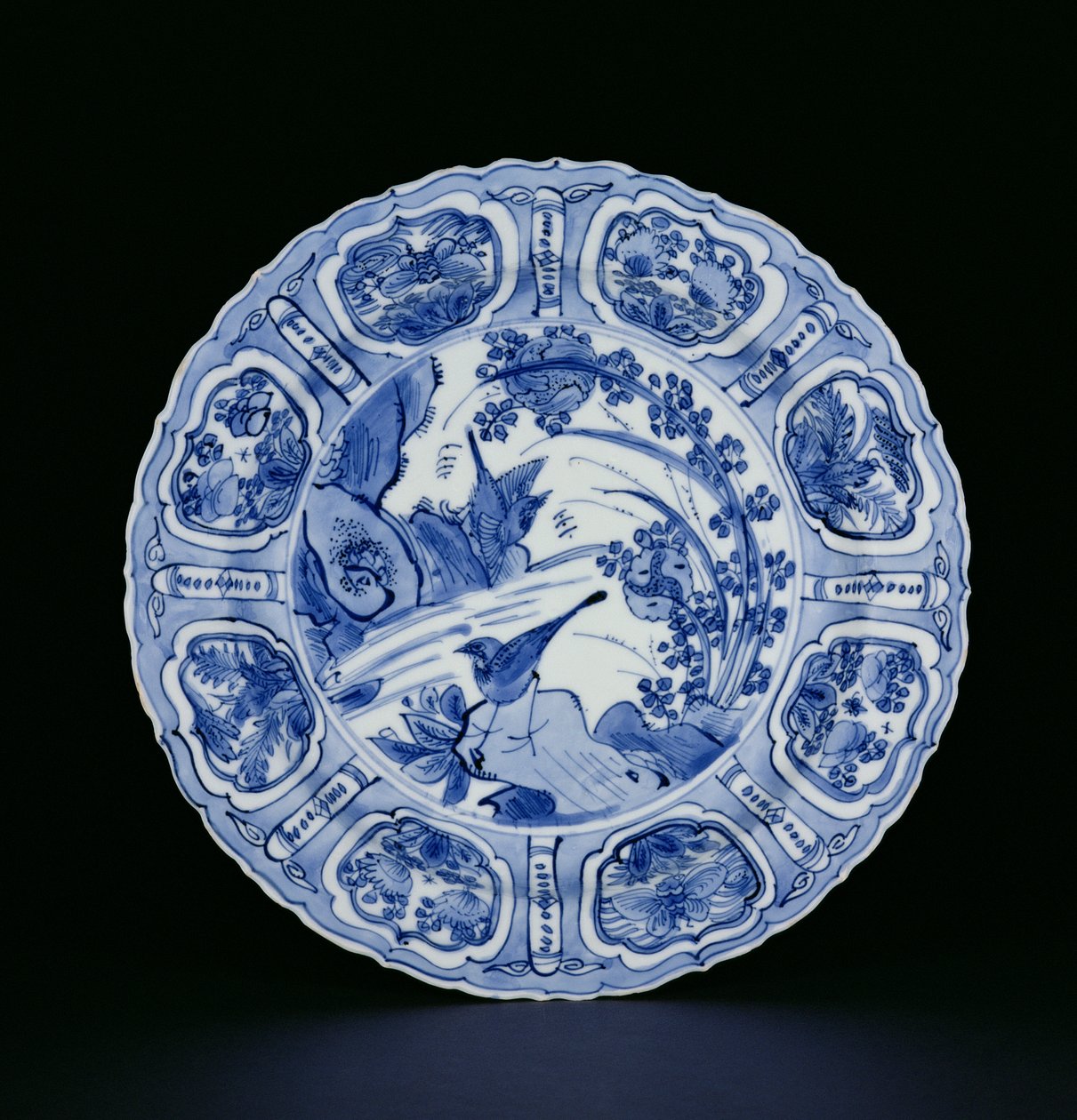 Plato kraak azul y blanco pintado con pájaros en un paisaje, marca Egret, Wanli, 1595-1605 de Chinese School
