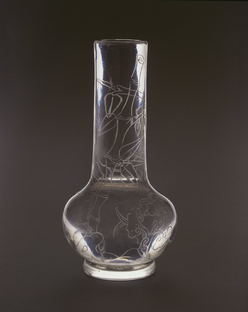 Botella grabada con bambú, plantas de hongo lingzhi y rocas, marca y período Qianlong, 1736-95 de Chinese School