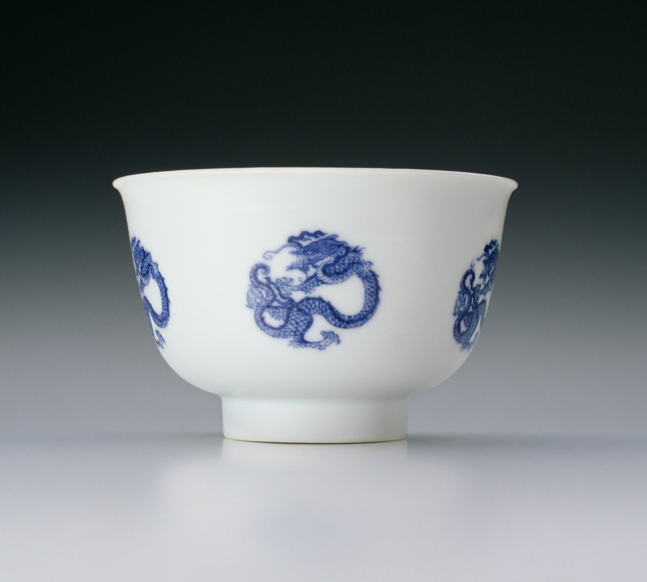 Cuenco, decorado con medallones de dragón, marca y periodo Kangxi 1662-1722 de Chinese School