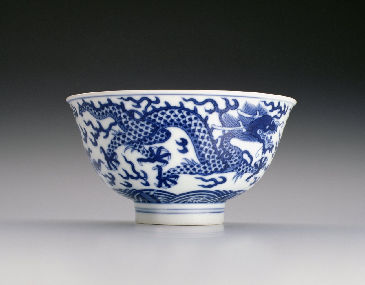 Cuenco con dragones y olas, marca y periodo Xianfeng 1851-61 de Chinese School