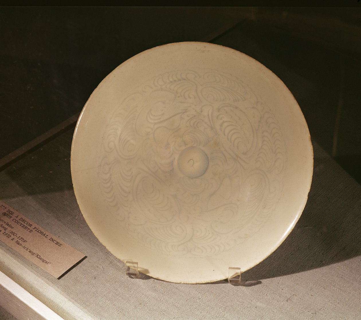 Cuenco con decoración floral incisa, de Nanchang, Provincia de Jiangxi, Dinastía Sung, siglos XII-XIII de Chinese School