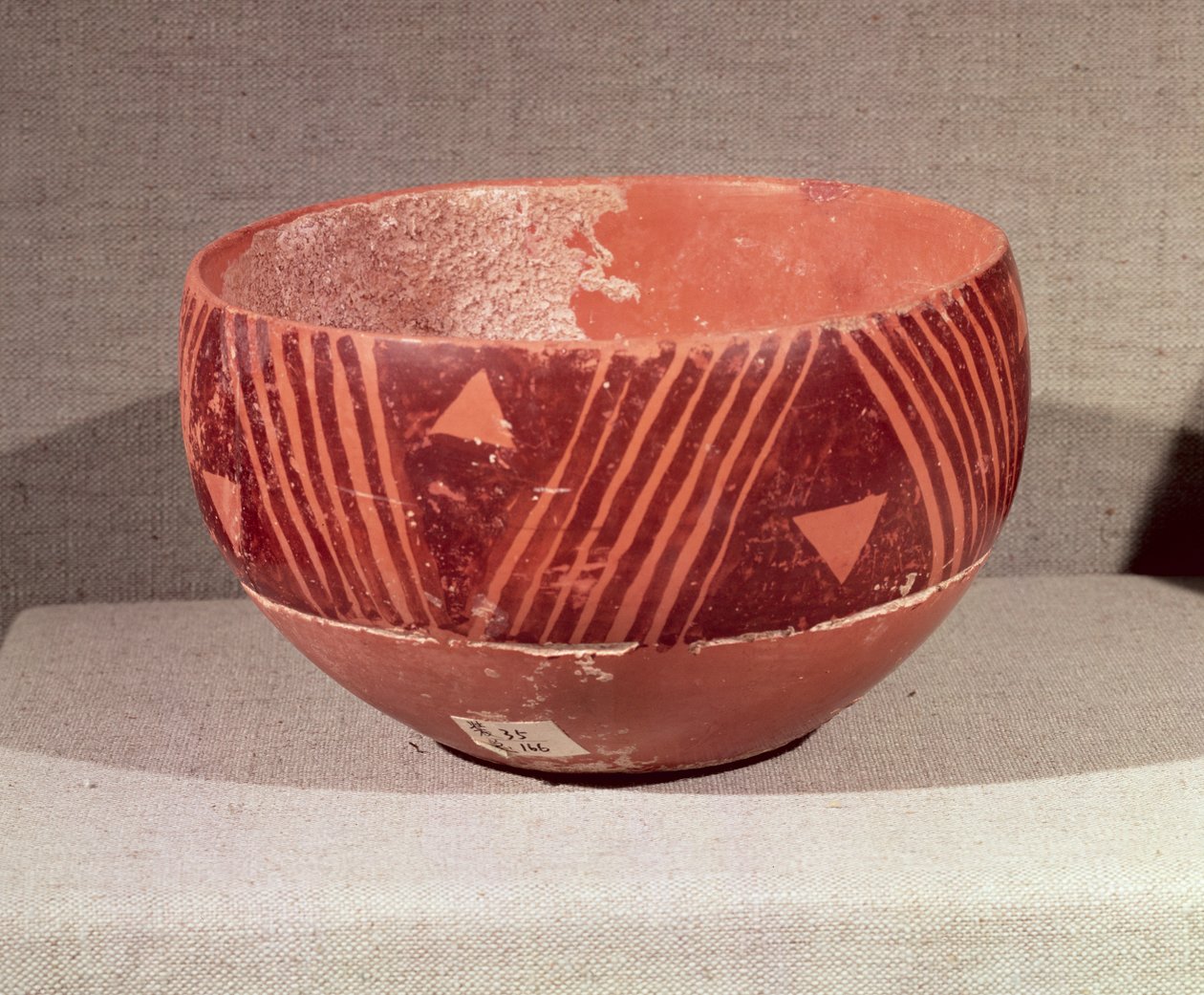 Cuenco con patrón triangular, de Banpu, Jiangsu, 5to-4to milenio a.C. (arcilla) de Chinese School