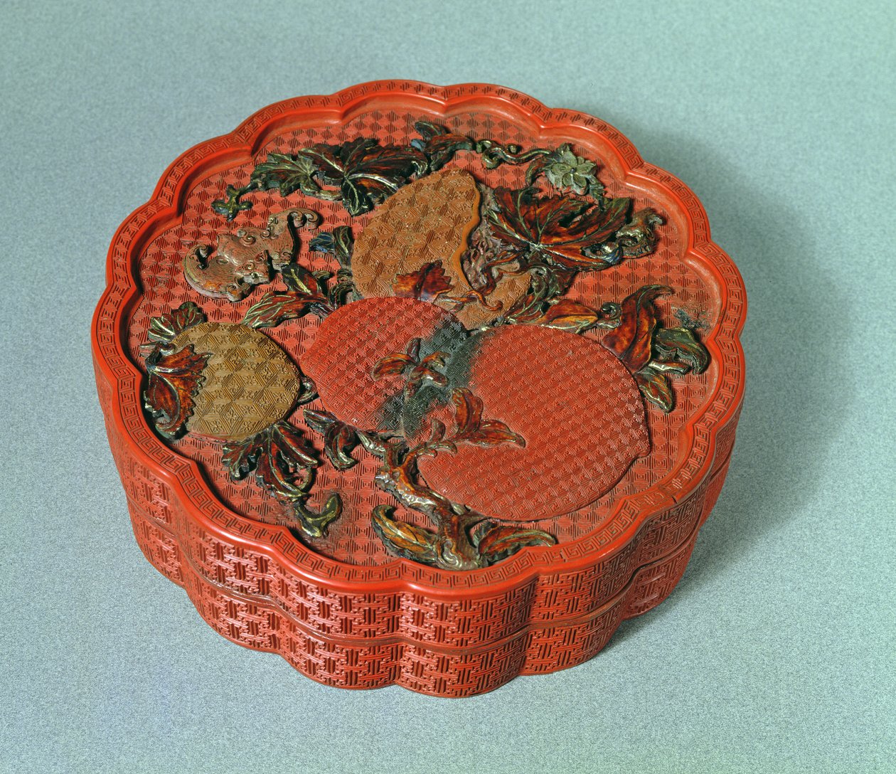 Caja con decoración ocre, verde y marrón, siglo XVIII de Chinese School