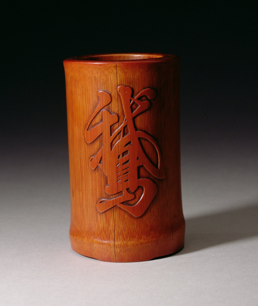 Pote de pincel con O, el carácter del Ganso solitario, hecho por Hsiao-Shan, dinastía Ching, periodo Qianlong 1736-95, mediados-finales del siglo XVII de Chinese School