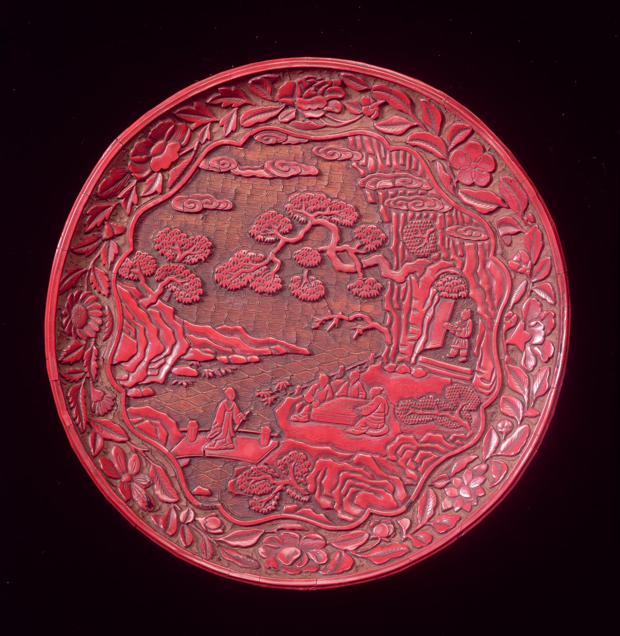 Plato de Cinabrio Tallado, finales de la dinastía Yuan a principios de la dinastía Ming de Chinese School