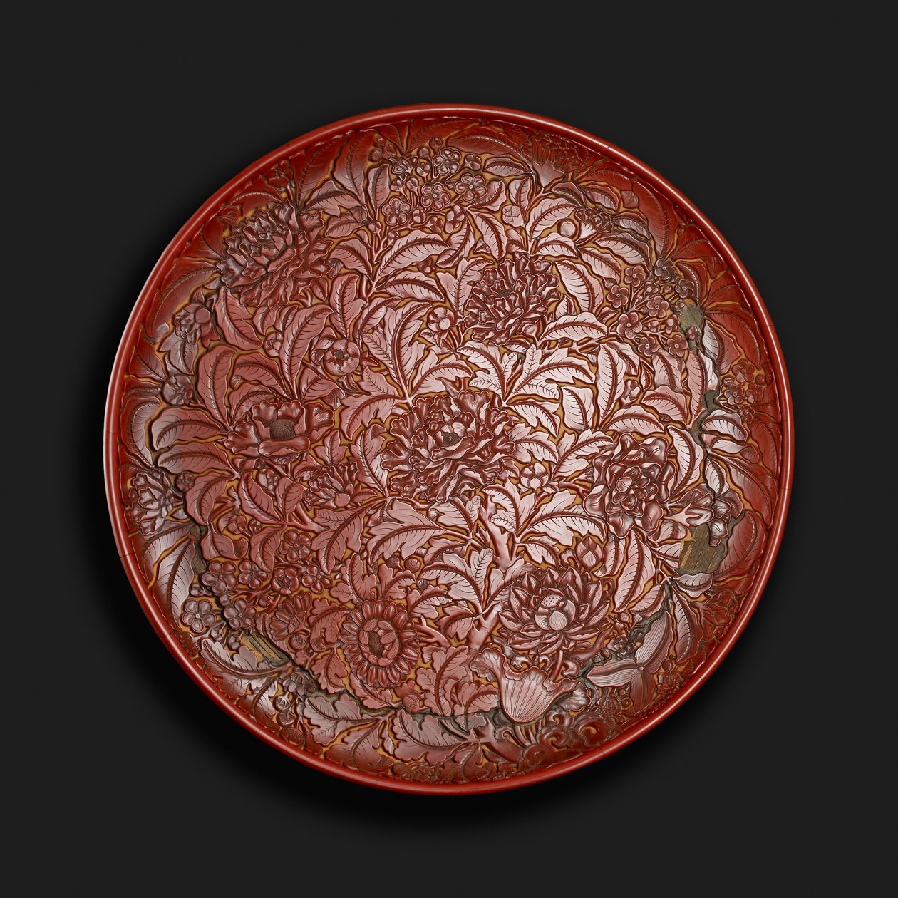 Plato tallado con la marca de Xuande (1426-36) en la base, chino de Chinese School