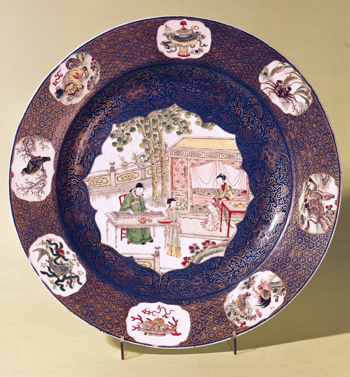 Plato circular con una escena musical, Período Kangxi (1662-1722) de Chinese School