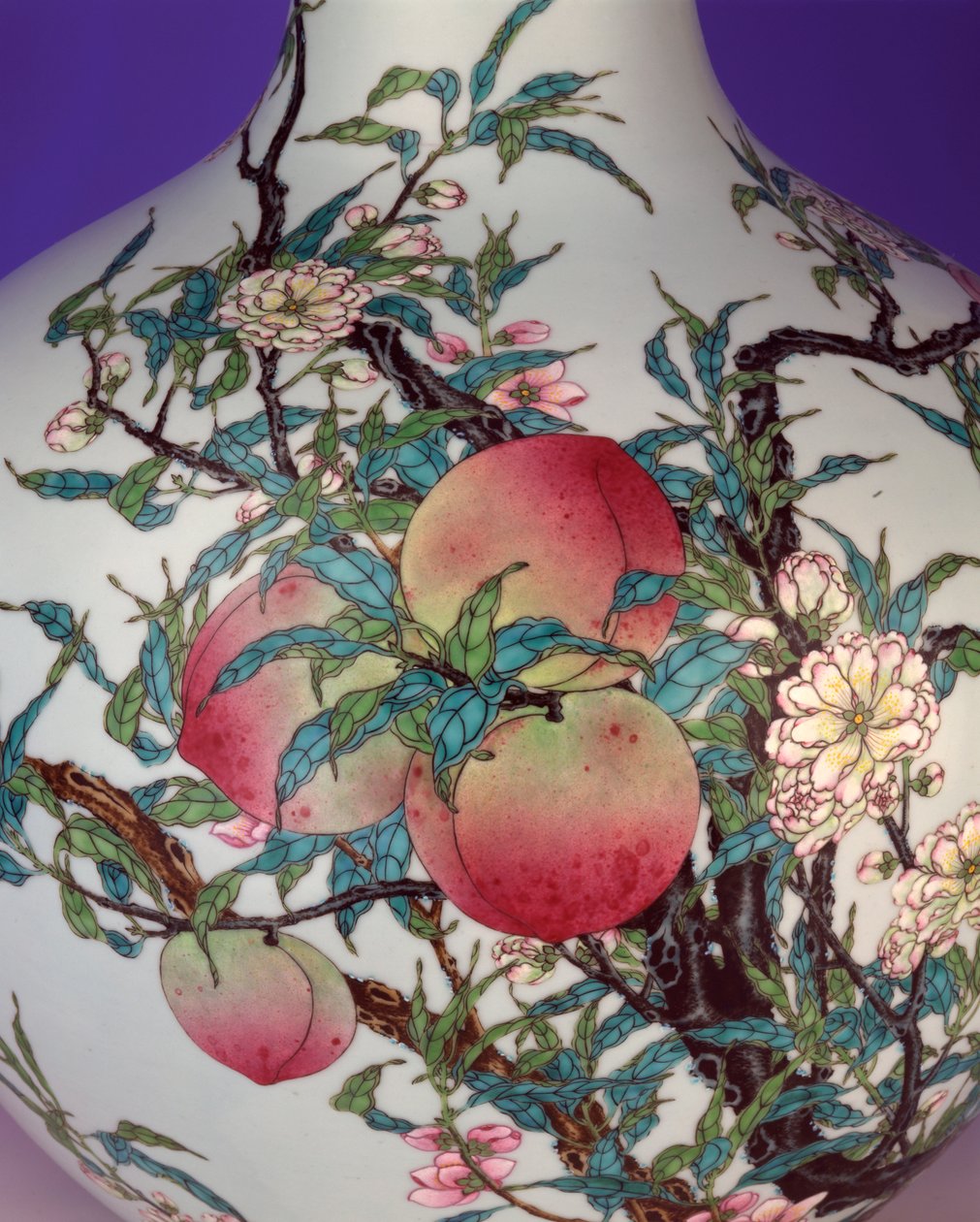 Detalle de un magnífico jarrón globular de nueve melocotones famille rose, 1735-1795 de Chinese School