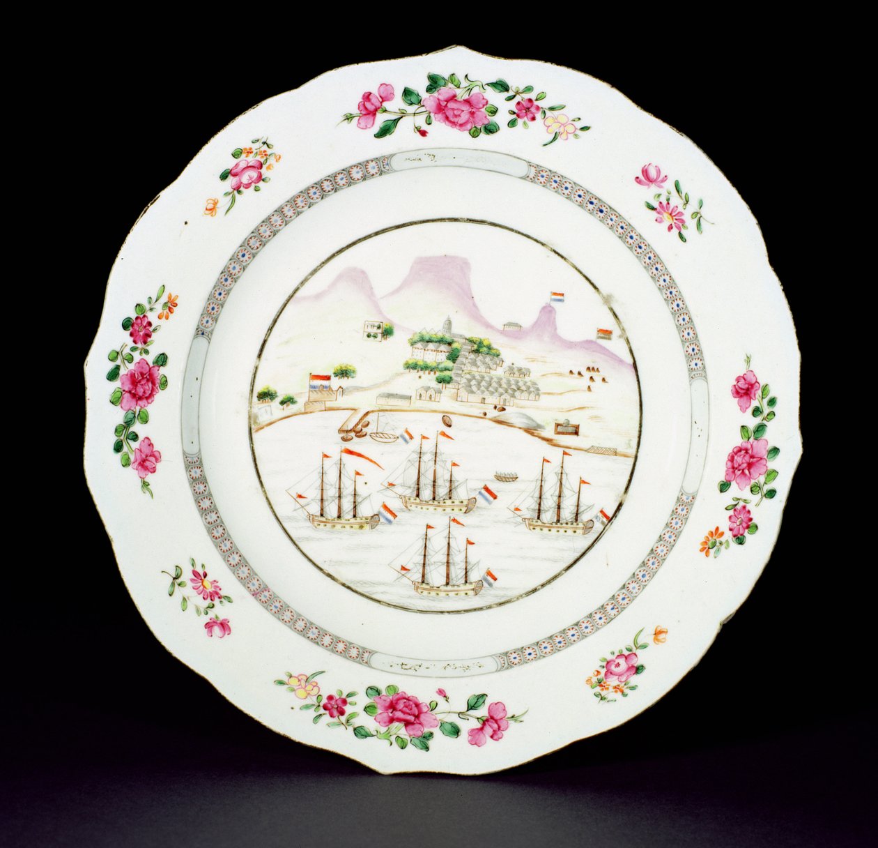 Plato de cena pintado en esmaltes Famille Rose que muestra la Montaña de la Mesa y cuatro barcos con la bandera holandesa frente al Cabo de Buena Esperanza, periodo Qianlong (1736-95) c.1770 de Chinese School
