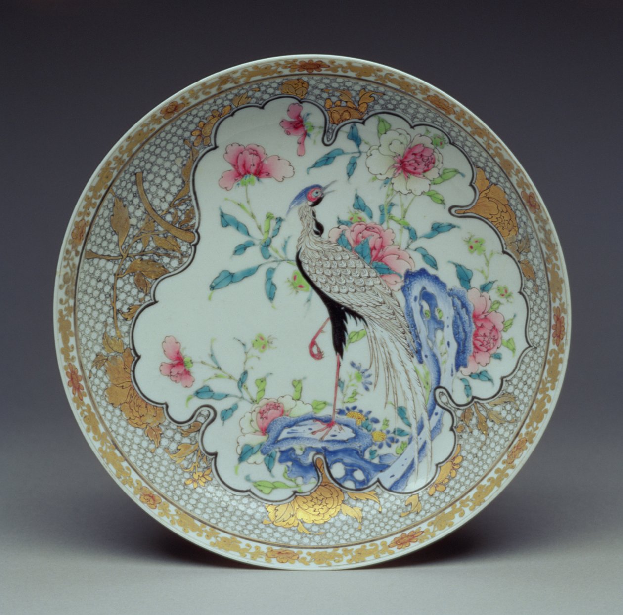 Plato pintado con un pájaro de cola larga, rocas y flores, Período Yongzheng, 1725-35 de Chinese School
