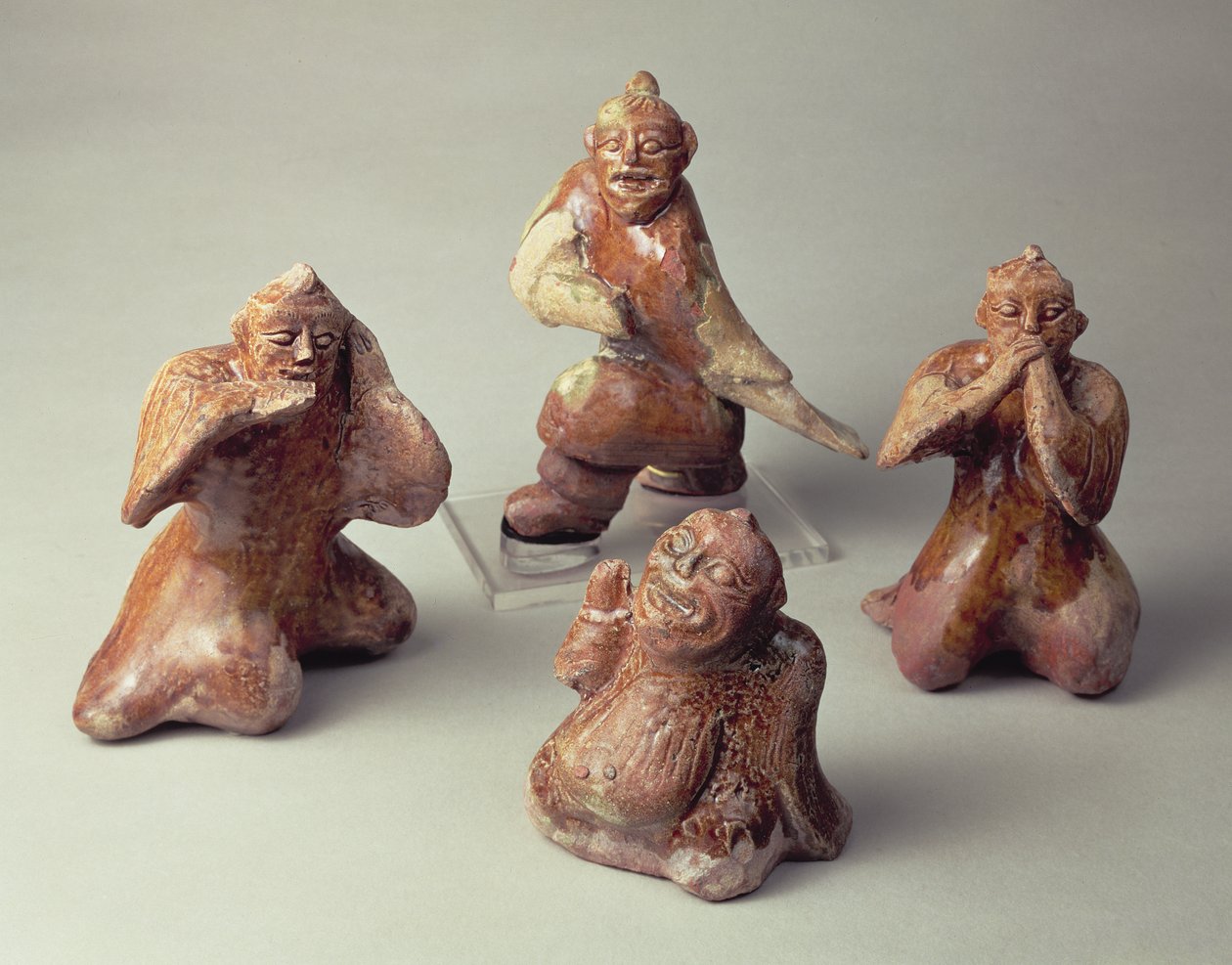 Grupo de cuatro animadores de cerámica china temprana, artefacto de tumba, Dinastía Han, 25-220 d.C. de Chinese School