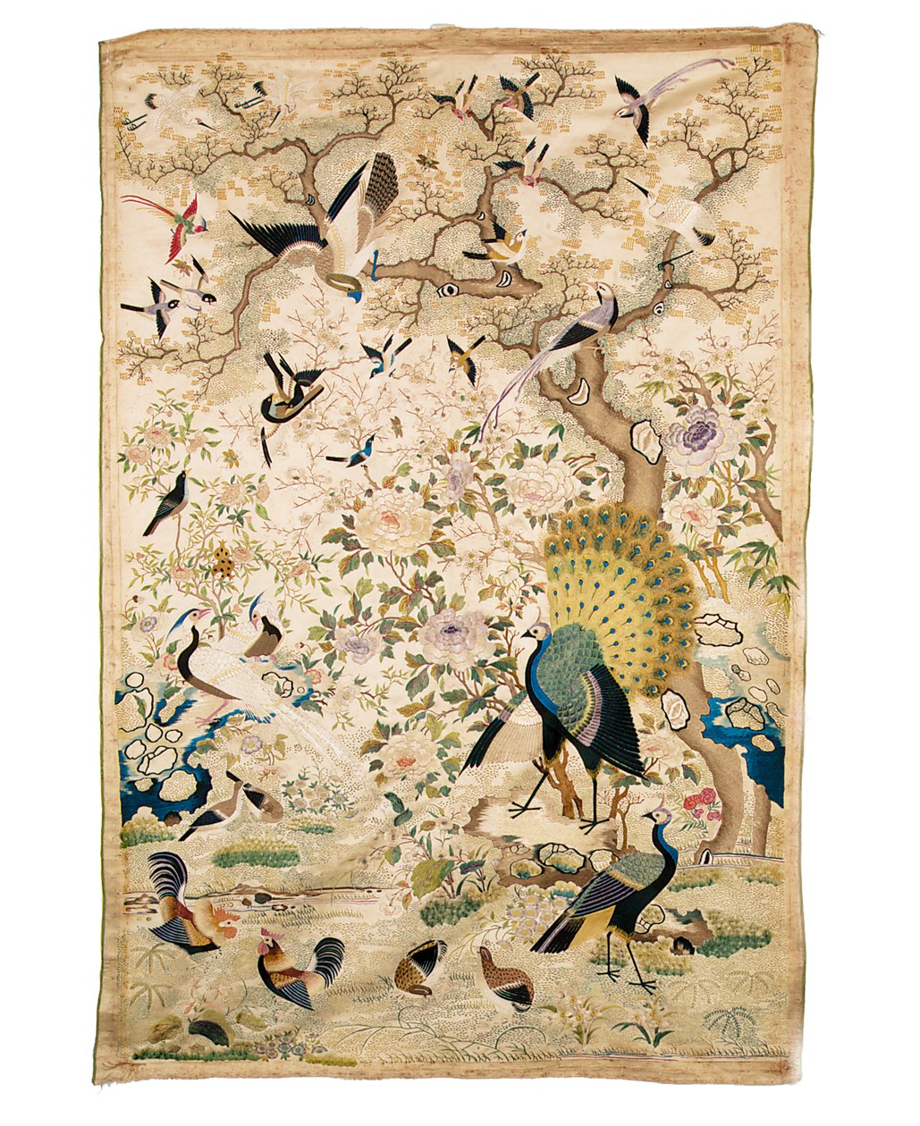 Panel Bordado con un Par de Pavos Reales y Numerosos Otros Pájaros bajo un Árbol Retorcido con Peonías y Flor de Ciruelo, Cantón de Chinese School
