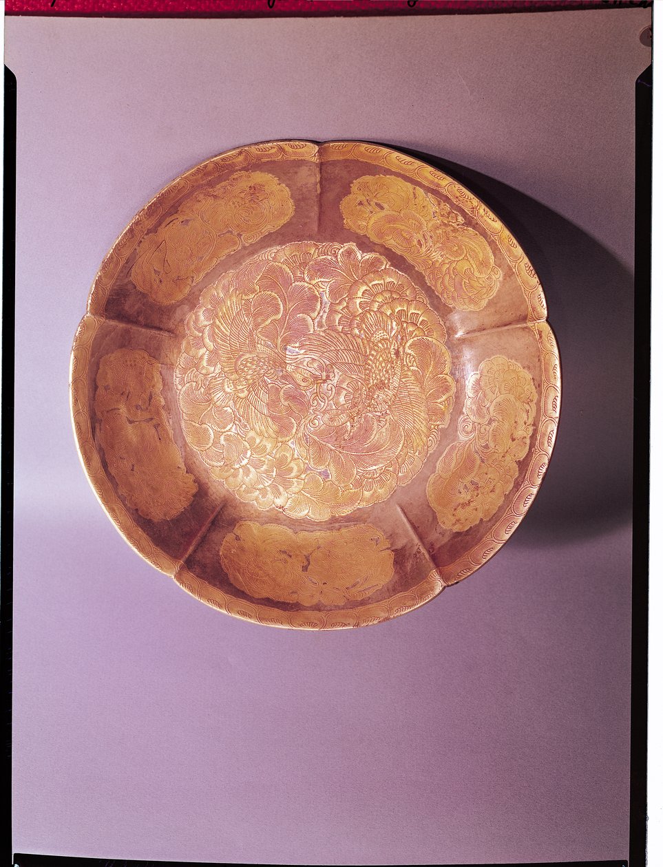 Plato grabado, dinastía Tang (618-907) de Chinese School