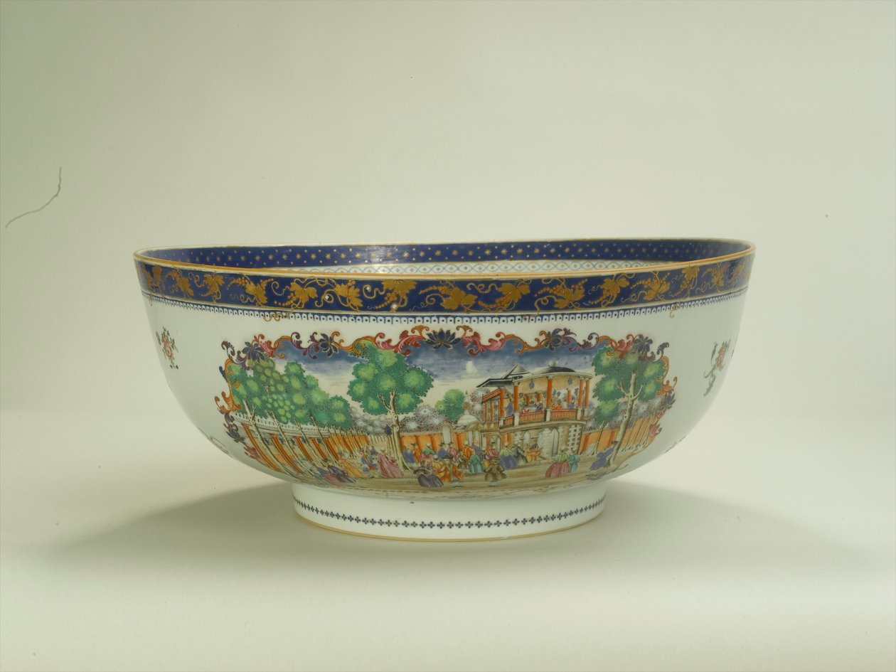 Cuenco de ponche Famille rose con panel ovalado de follaje que representa el Paseo Principal, Jardines de Vauxhall en la década de 1750, Período Qianlong (1736-95) c.1790 de Chinese School