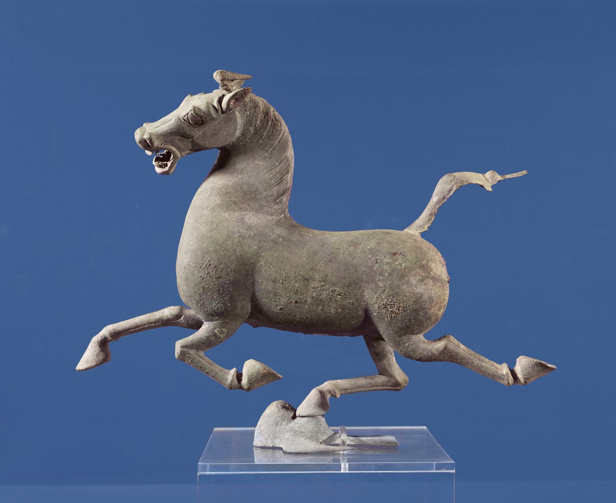 Caballo galopando con una pezuña descansando sobre una golondrina, de la Tumba en Wu-wei, Kansu, Dinastía Han Oriental de Chinese School