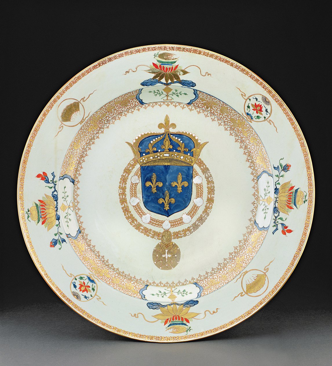 Gran plato armorial con las armas del Rey de Francia, c.1730 (porcelana) de Chinese School