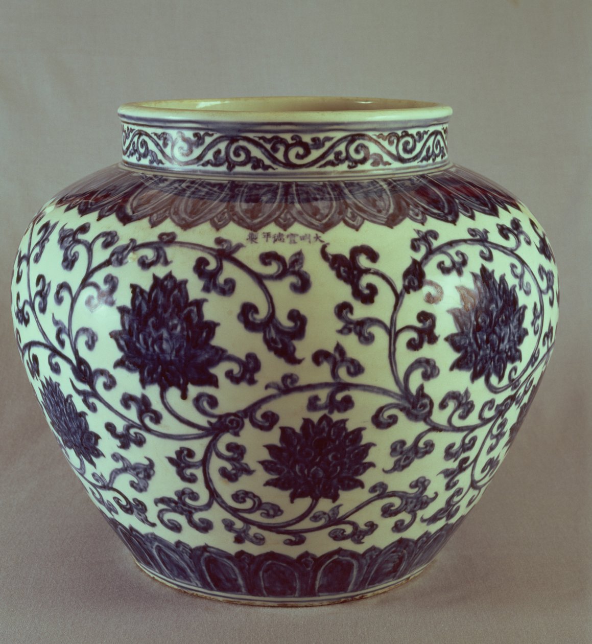 Gran jarrón Ming azul y blanco con la marca Hsuan Te, 1426-35 de Chinese School