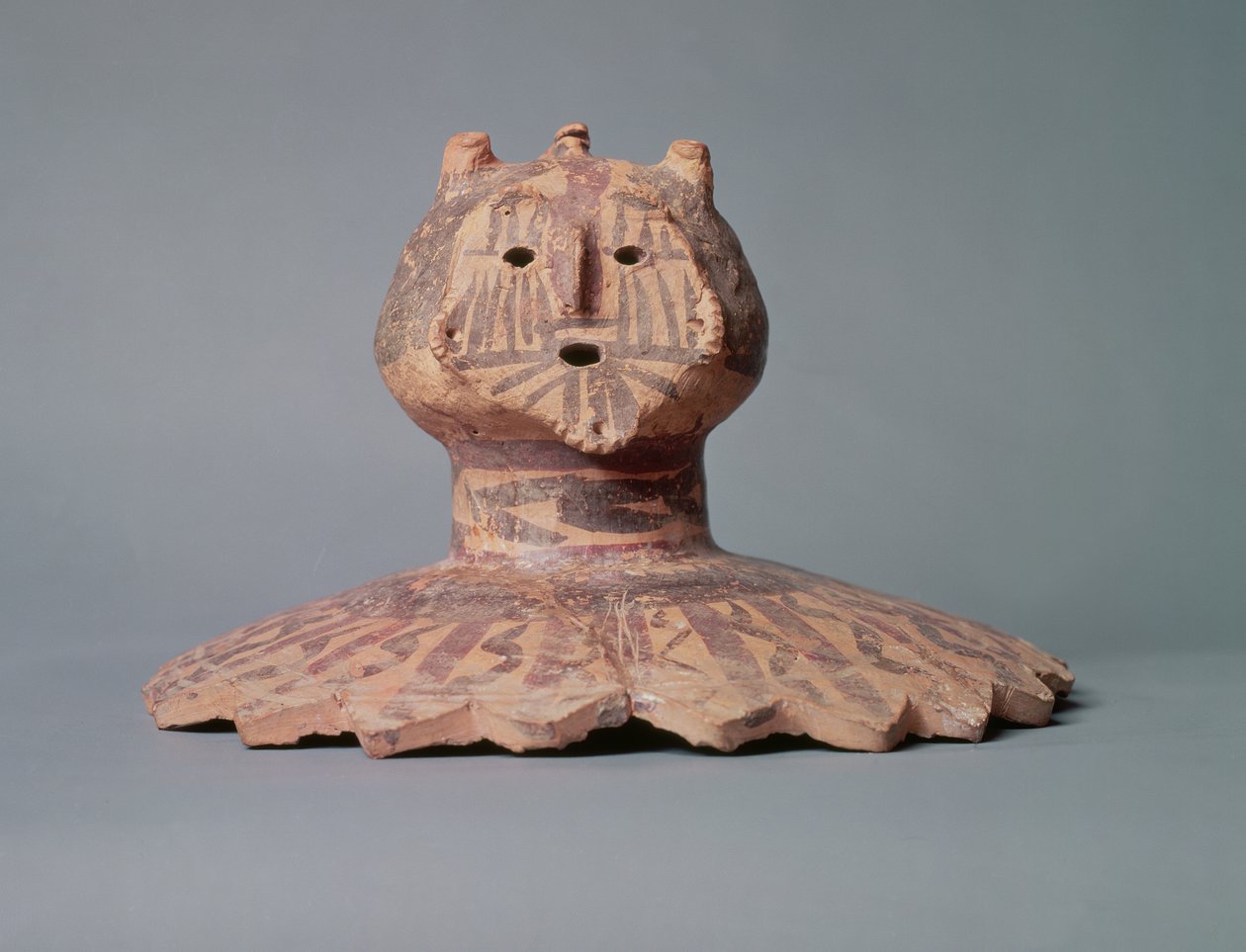 Tapa de una vasija Yangshao, posiblemente representando el rostro de un chamán, Periodo Yangshao, c.2500 a.C. de Chinese School