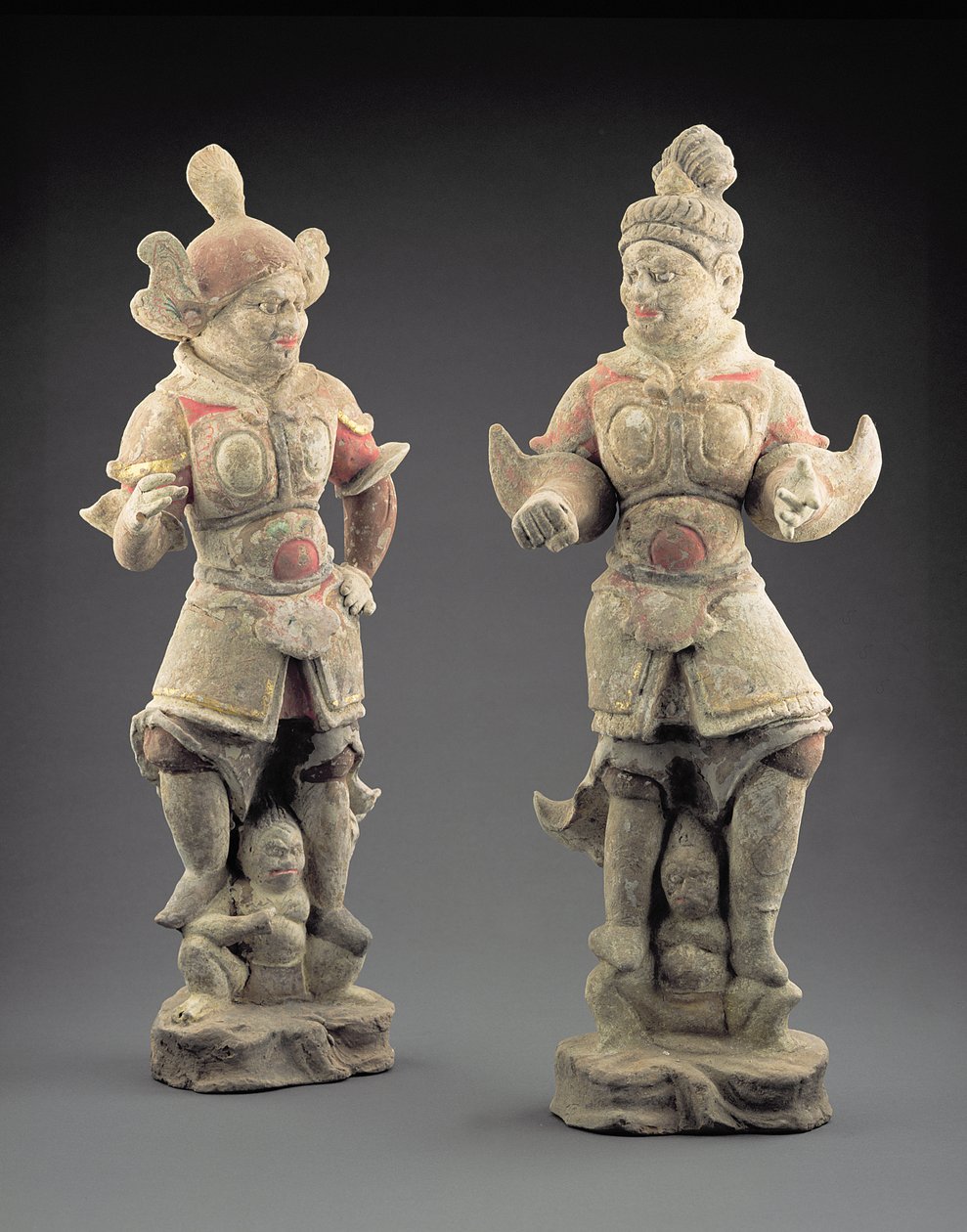 Par de figuras Lokapala, Dinastía Tang (618-907) (barro) de Chinese School