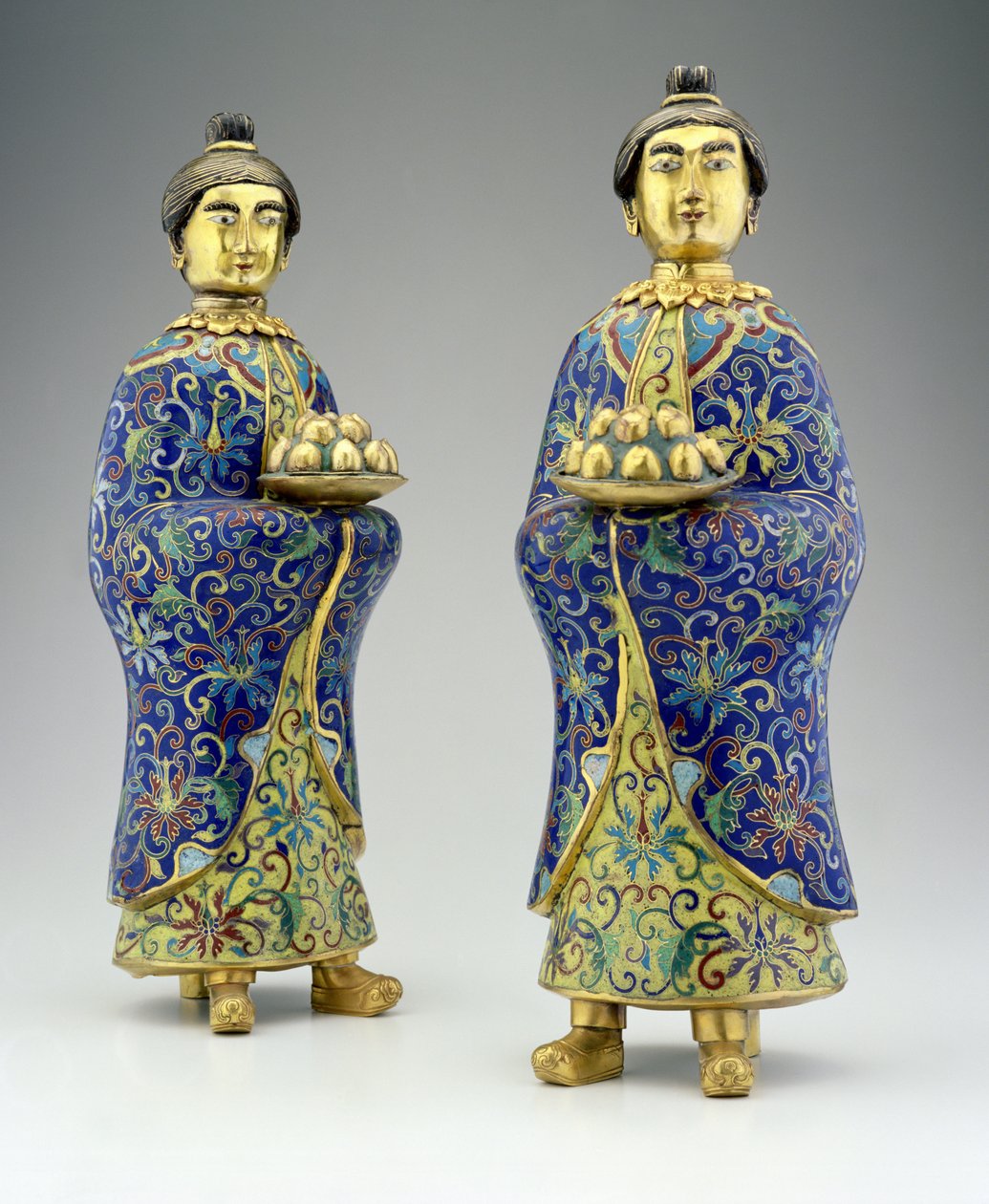 Par de asistentes femeninas, período Qianlong, 1736-95 de Chinese School