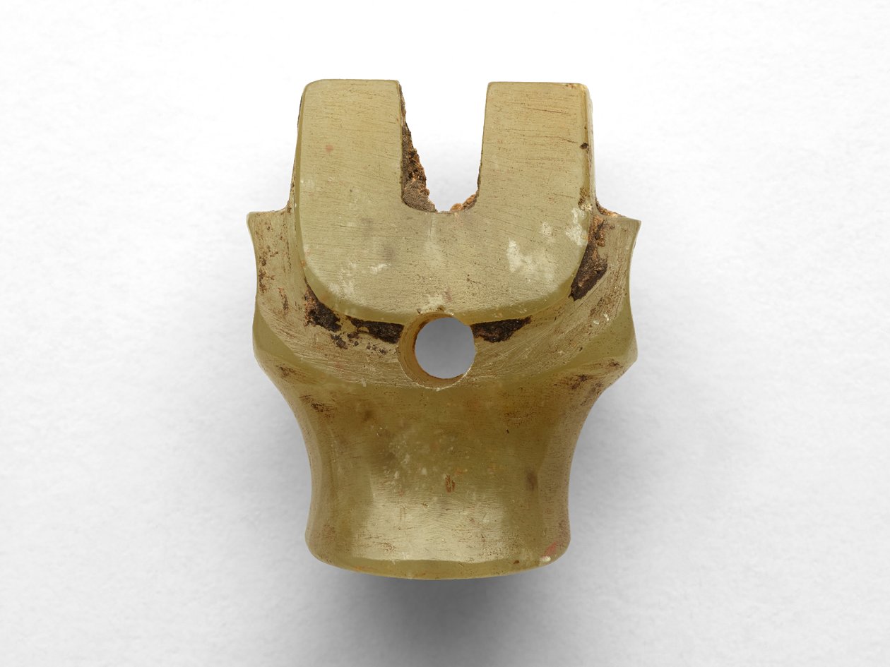 Colgante en forma de cabeza bovina, re-trabajado, c.1100-1000 a.C. de Chinese School