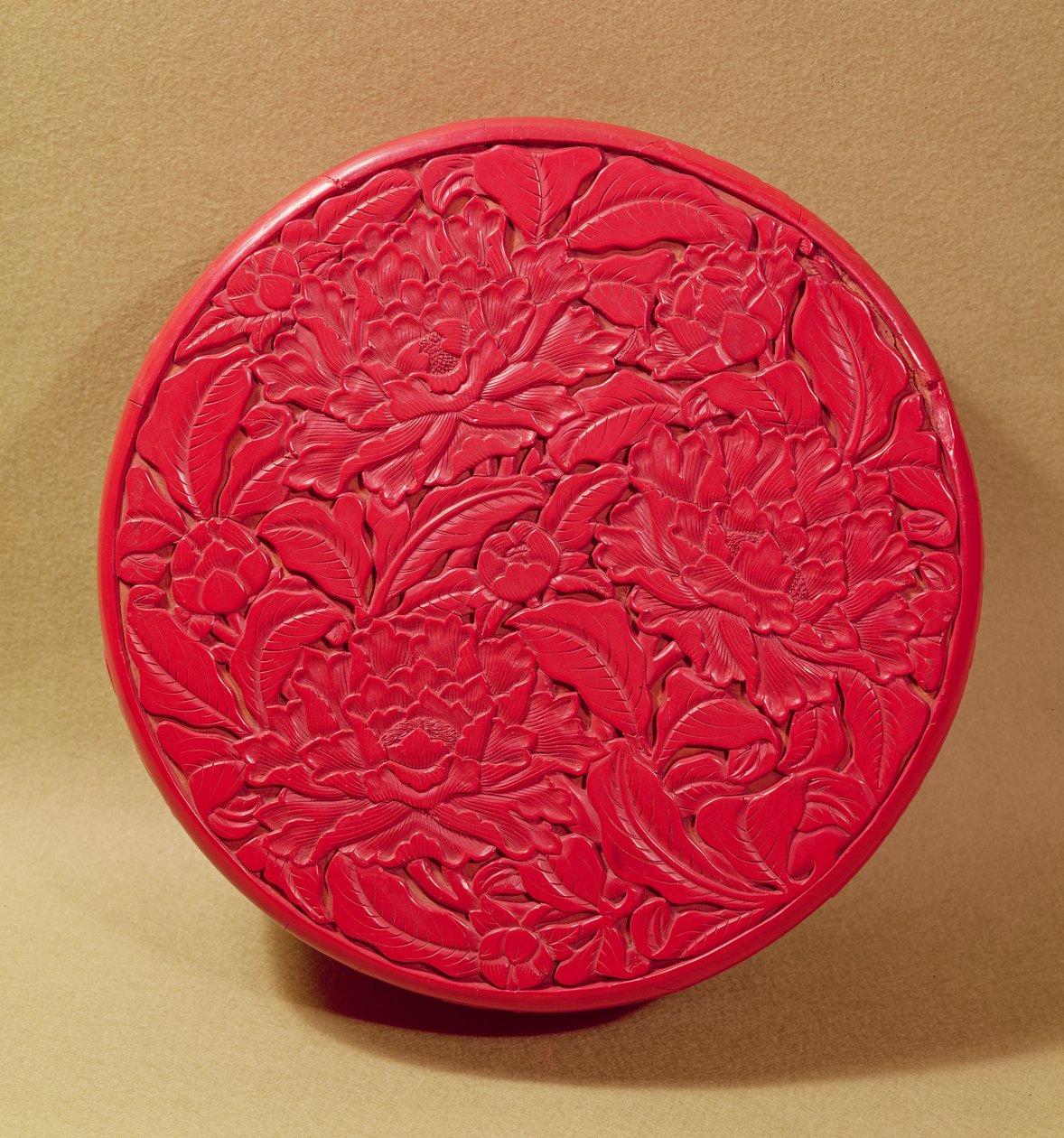 Caja de laca roja decorada con peonías, c.1426-35 de Chinese School