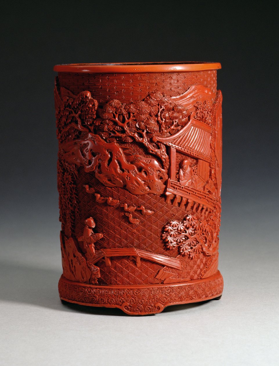 Pote de pincel rojo moldeado, que muestra al famoso calígrafo Wang Hsi-chih (c.307-365 d.C.) sentado en su retiro en el pabellón, mirando a los gansos en un estanque y un niño cruzando un puente, dinastía Ching, periodo Qianlong de Chinese School