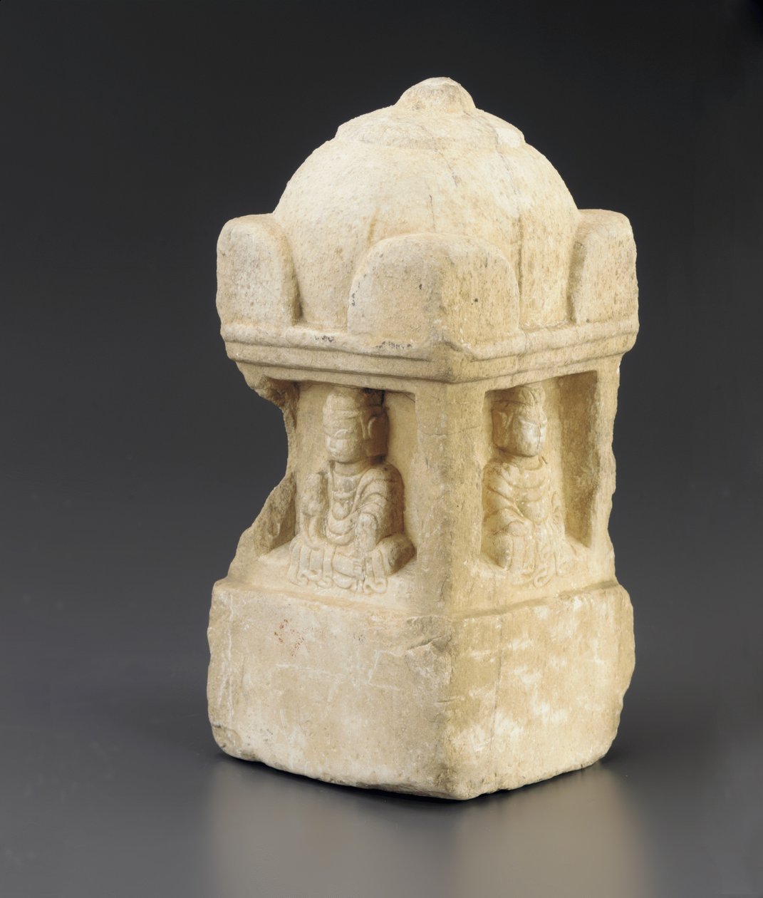 Pequeña estupa, techo abovedado y figuras budistas ocupando los huecos en las 4 caras, pedestal cuadrado, Período de División, 557-581 de Chinese School
