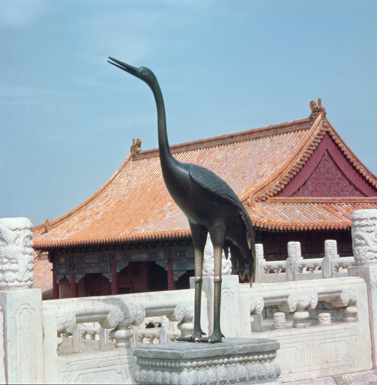 Estatua de una cigüeña con un pabellón lateral del Salón de la Armonía Suprema en el fondo, Dinastía Ming de Chinese School