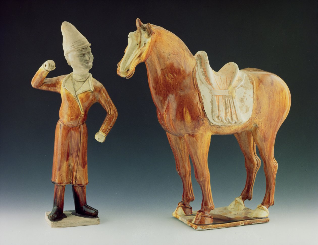 Figura de un mozo con un abrigo y un sombrero con visera con un caballo ensillado, dinastía Tang 618-906 de Chinese School Chinese School