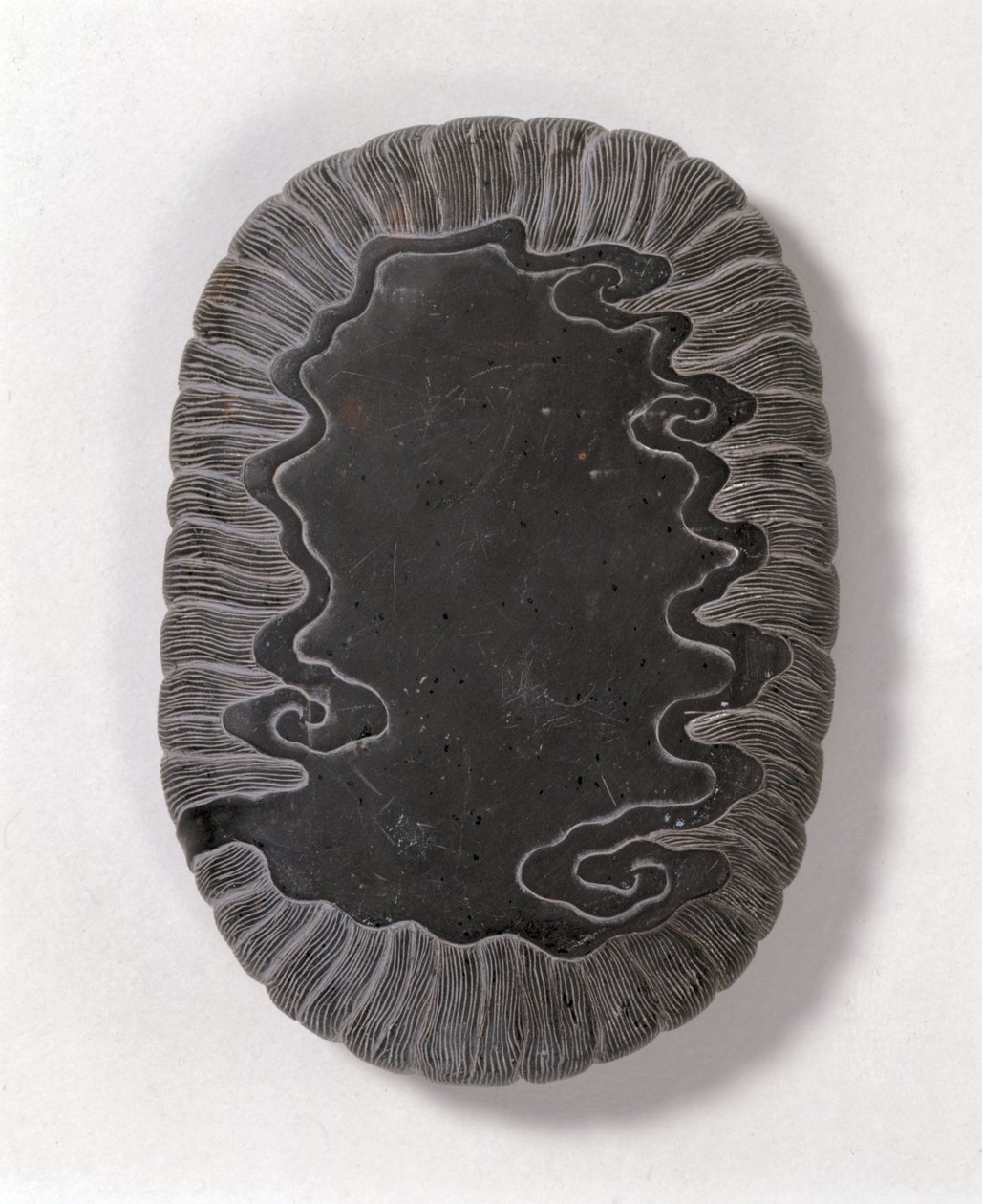 Piedra de tinta tallada con patrones de olas, probablemente dinastía Ming de Chinese School Chinese School