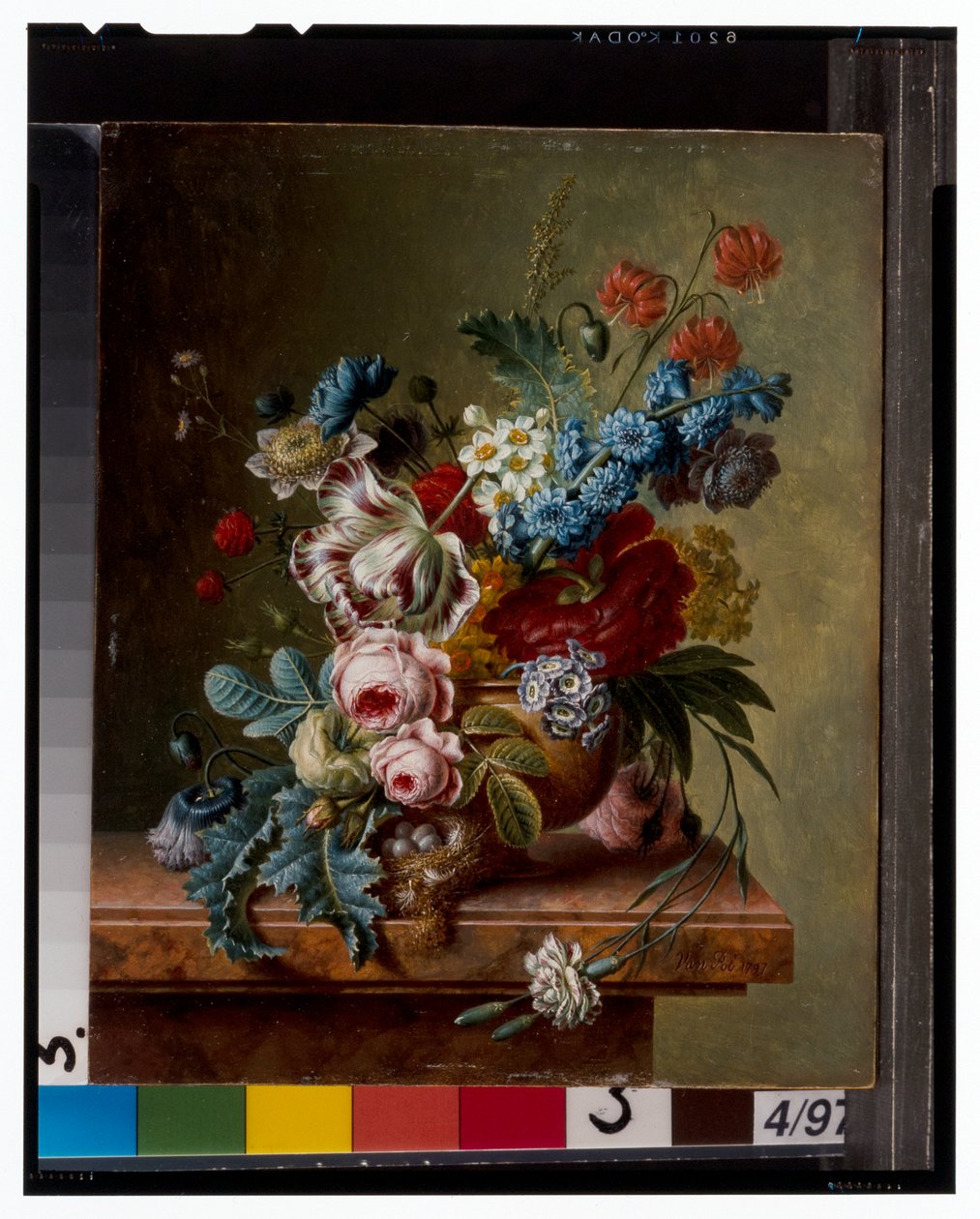 Un jarrón de flores sobre una cornisa de mármol y una cesta de flores con un jilguero de Christiaan van Pol