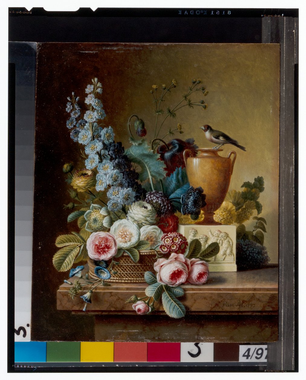Un jarrón de flores sobre una cornisa de mármol y una cesta de flores con un jilguero de Christiaan van Pol