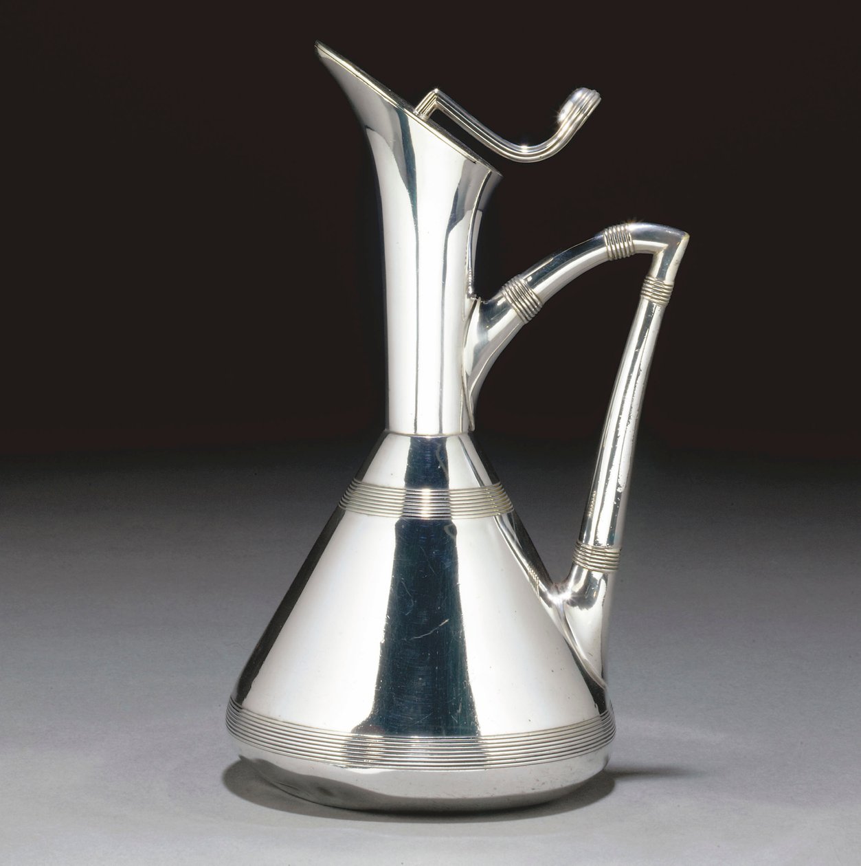Una Jarra de Christopher Dresser