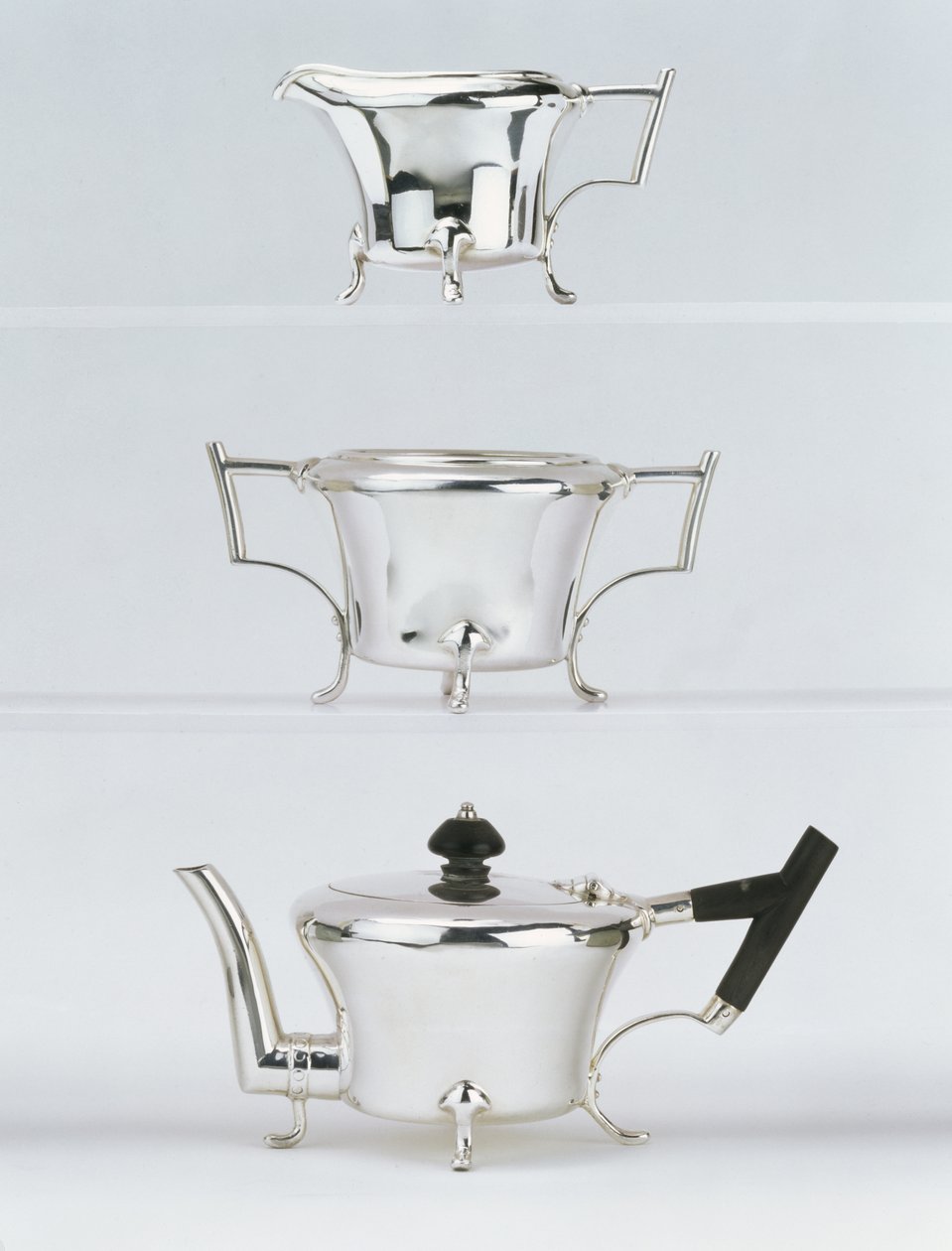 Juego de té de tres piezas, diseñado en 1878, hecho por Hukin & Heath de Christopher Dresser