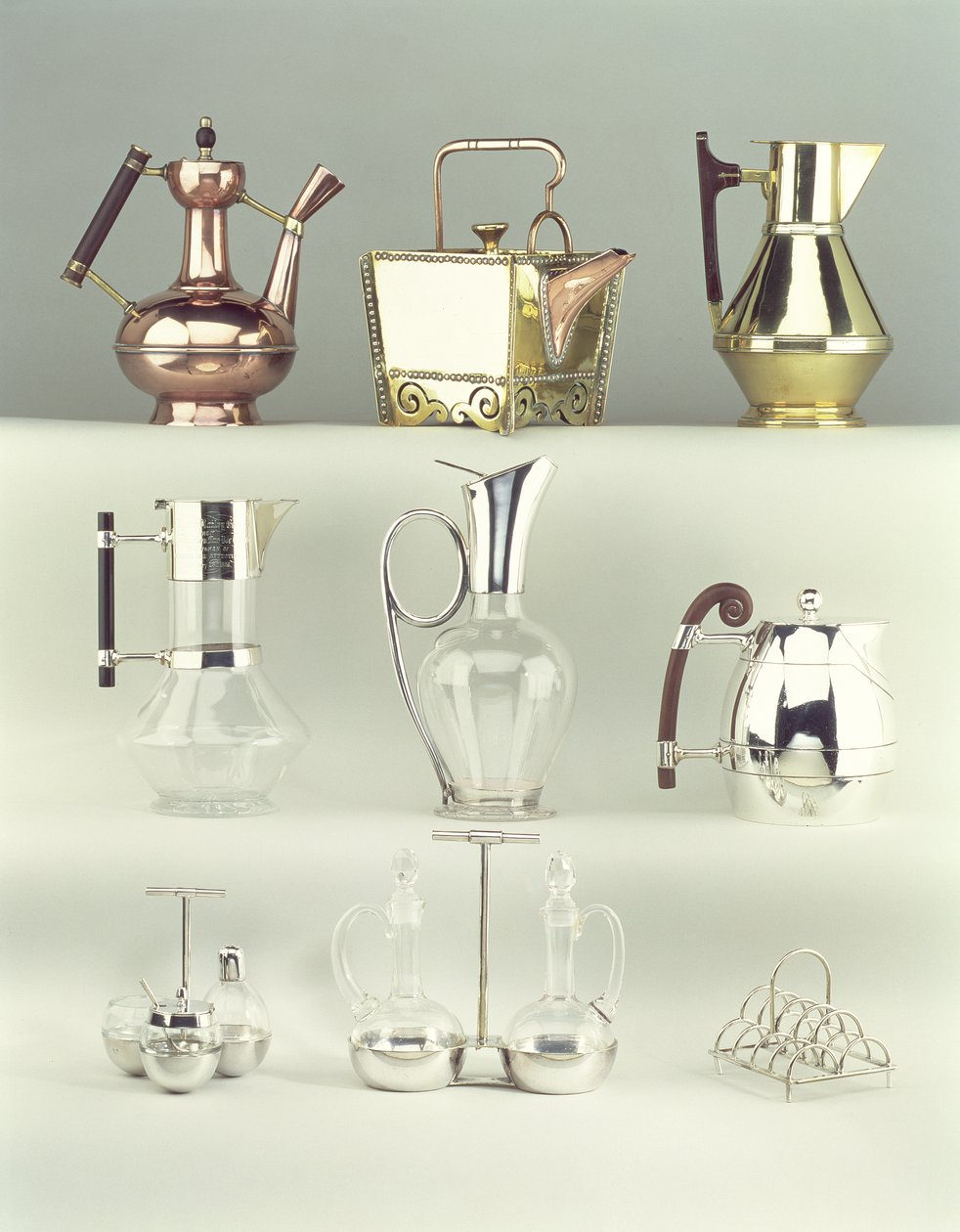 Arriba, I-D: Cafetera Oriental, Benham & Froud, c.1888; Tetera Cuadrada Japonesa con Remaches, Benham & Froud, c.1888; Jarra de Clarete, Richard Perry, Son & Co., c.1880 de Christopher Dresser