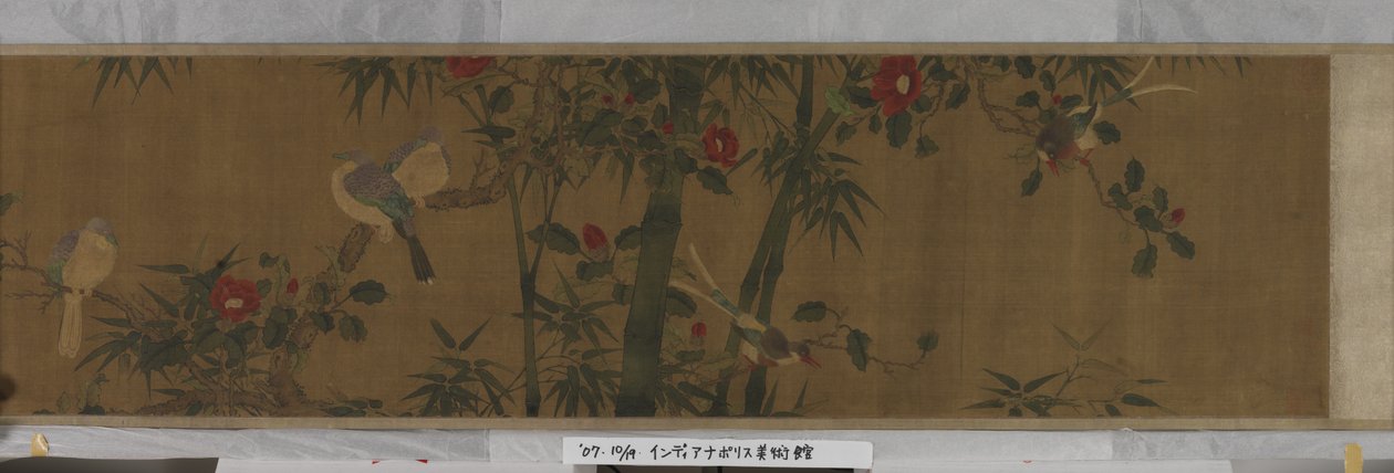 Flores, bambú y pájaros (tinta y color sobre seda) de Chun Lin