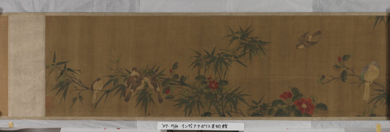Flores, bambú y pájaros (tinta y color sobre seda) de Chun Lin