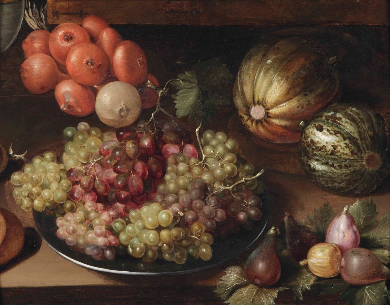 Uvas blancas y rojas en un plato de peltre, una ristra de cebollas, dos melones e higos, todo sobre una mesa de madera de Circle of Georg Flegel