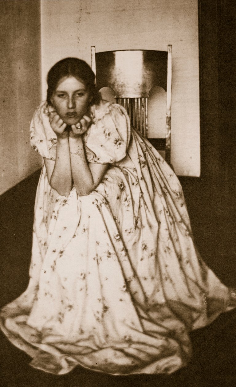 Chica con vestido floreado, c.1910 de Clarence Henry White