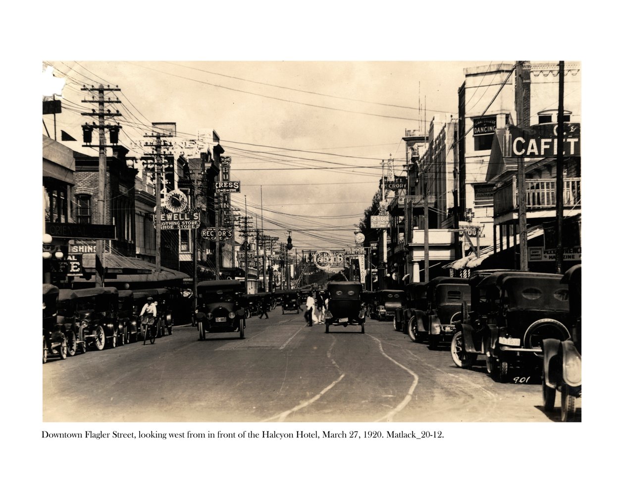 Calle Flagler, mirando al oeste desde frente al Hotel Halcyon, 27 de marzo de 1920 de Claude C. Matlack