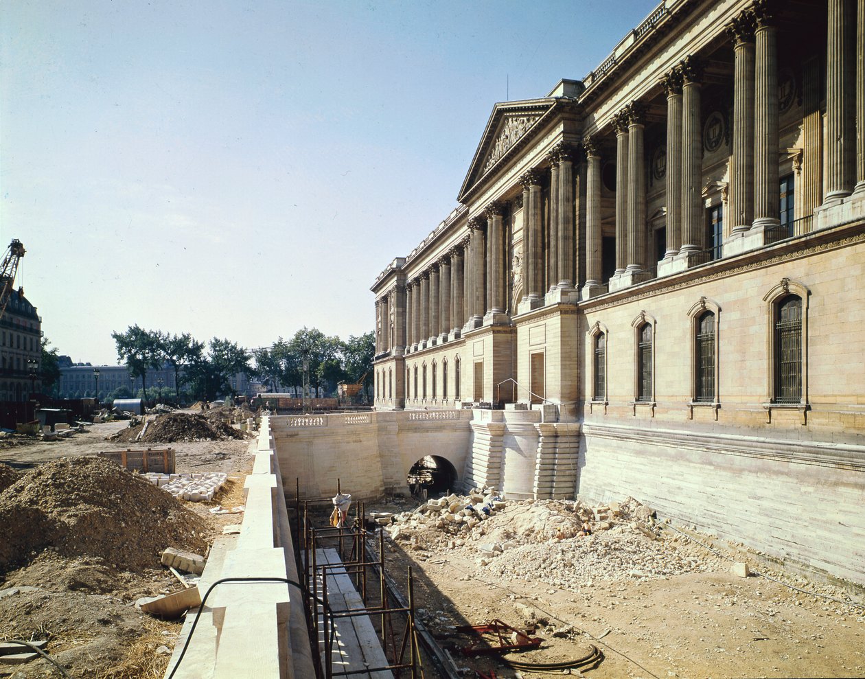 La columnata del Louvre fotografiada durante la restauración, 8 de septiembre de 1966 de Claude Perrault